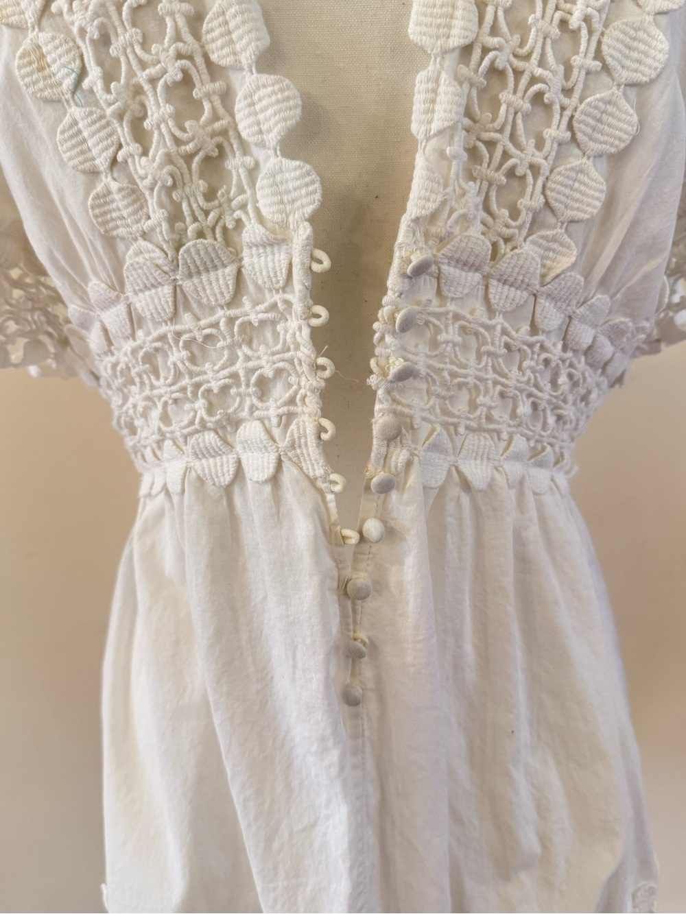 Gracia White Embroidered V-Neck Tunic Top size small - Picture 4 of 6